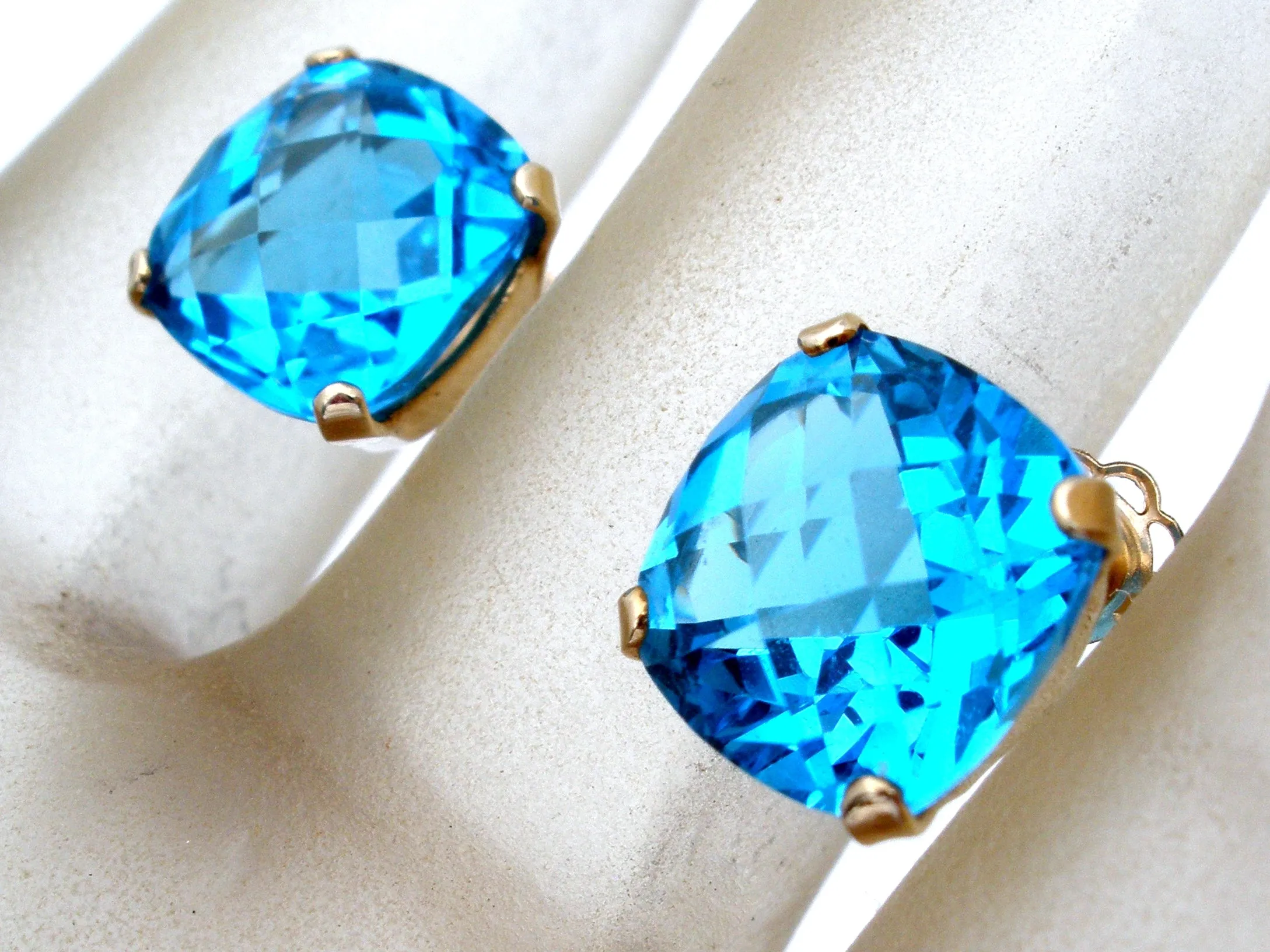 14K Gold Blue Topaz Earrings 5 Cts