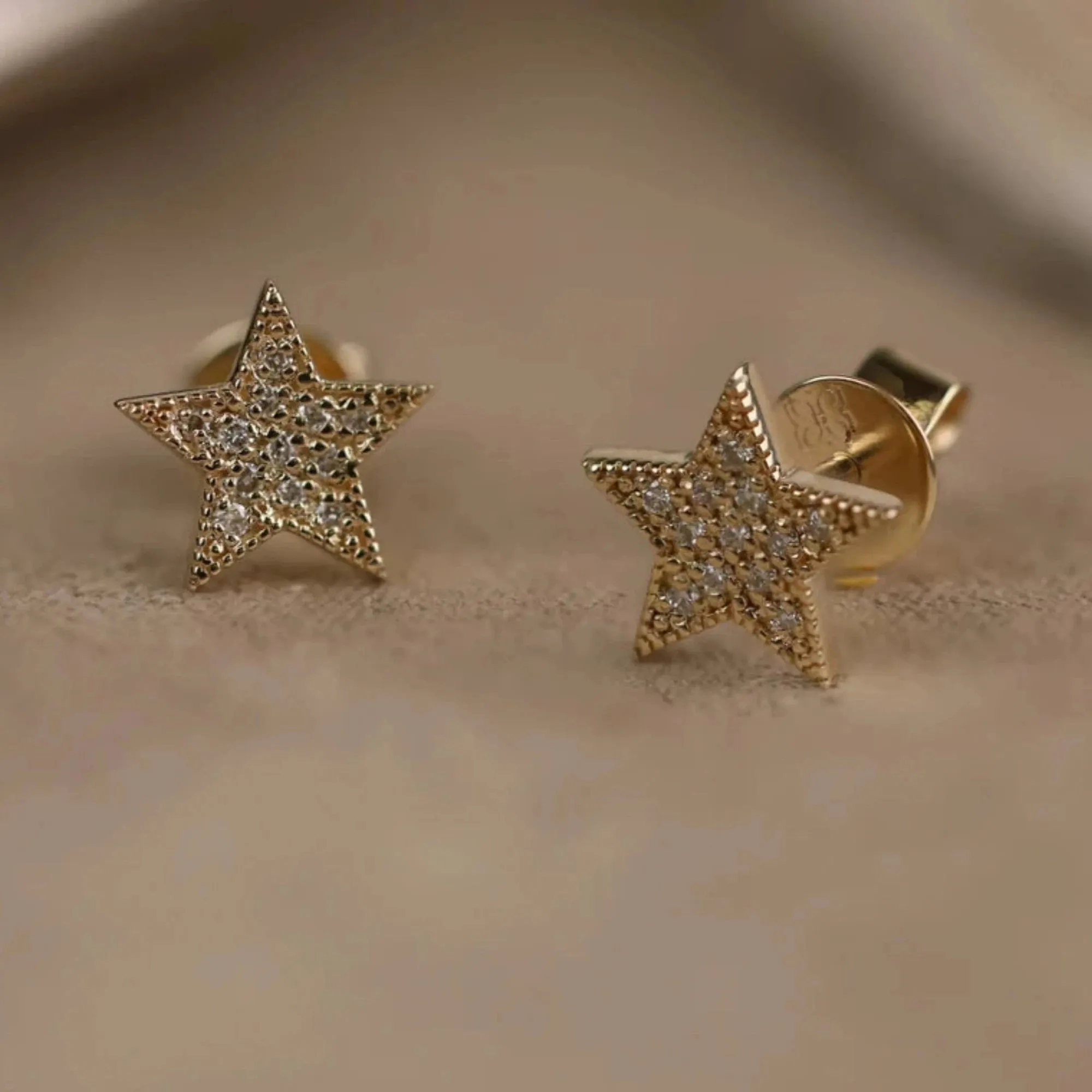 Bold Diamond Star Studs, Luz